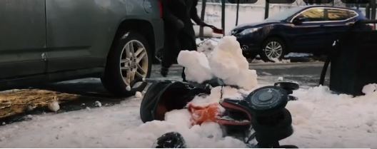 Под удар ледяной глыбы с балкона попала годовалая малышка