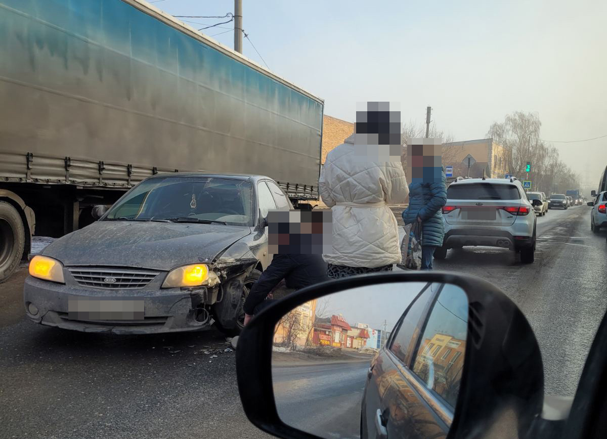 С утра водителям Сызрани не до шуток: авария спровоцировала пробку /  Новости / КТВ-ЛУЧ