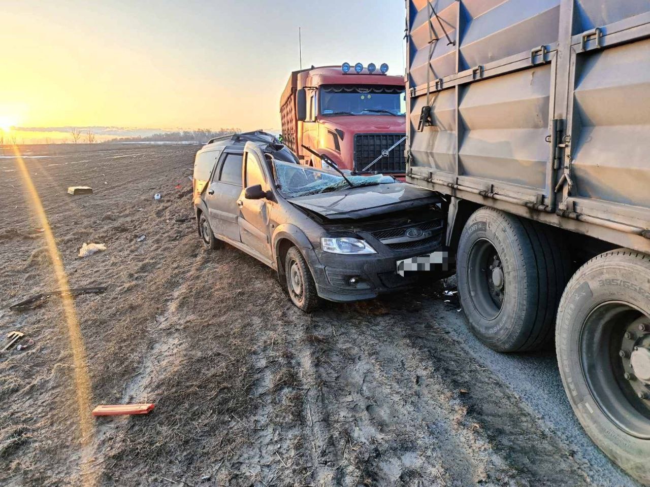 Без шансов выжить: фура впечатала «Ларгус» в полуприцеп на трассе в  Самарской области / Новости / КТВ-ЛУЧ