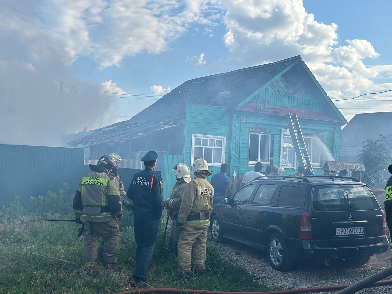 Иностранные жильцы загоревшегося в Сызрани дома не смогли объяснить причины  ЧП - видео с места пожара / Новости / КТВ-ЛУЧ