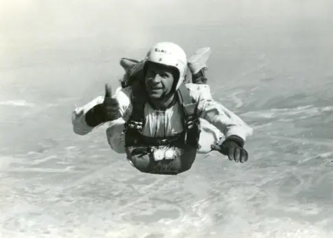 В книге рекордов Гиннесса: Анатолий Осипов из Сызрани первым в мире выполнил 10-тысячный прыжок с парашютом