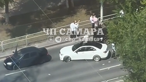 Свадебный кортеж парализовал движение в Самаре - гости раскидывали деньги и сорвали собственную свадьбу