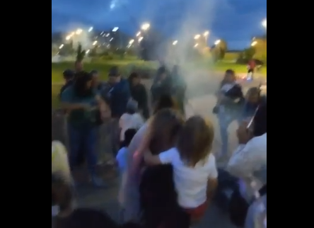 Фейерверк выстрелил прямо в толпу - одежда на женщине была разорвана и вплавилась в кожу