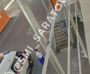 В больнице инвалиду пришлось ползти на четвереньках на прием к врачу