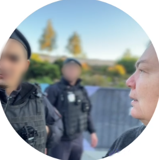 Вы там что-то рассказываете. У вас свой видеоблог? - трансляцию сызранской блогерши прервали полицейские