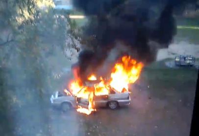 Утром в Сызрани под окнами дома вспыхнул легковой автомобиль - видео