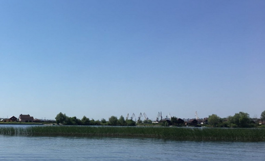 Редкий казус на Волге: в Сызрани машину спасали всем миром