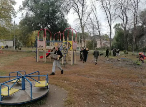 Вчера в парках Сызрани кипела тяжелая мужская работа