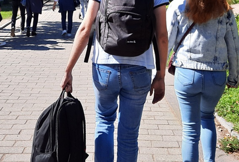 Замужние женщины чаще незамужних считают брак желательным, но не обязательным