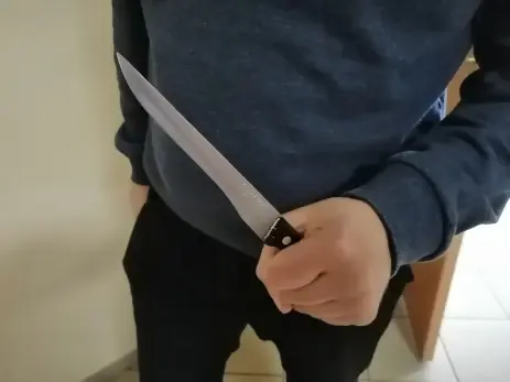 В ТЦ продавца зарезали из-за неправильно наклеенного стекла на телефон