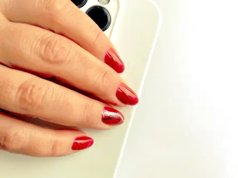 Пять цветов маникюра, которые притянут деньги к началу зимы