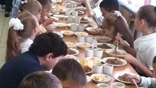 Революция в школьном питании: дети съедят то, что выберут сами на шведском столе