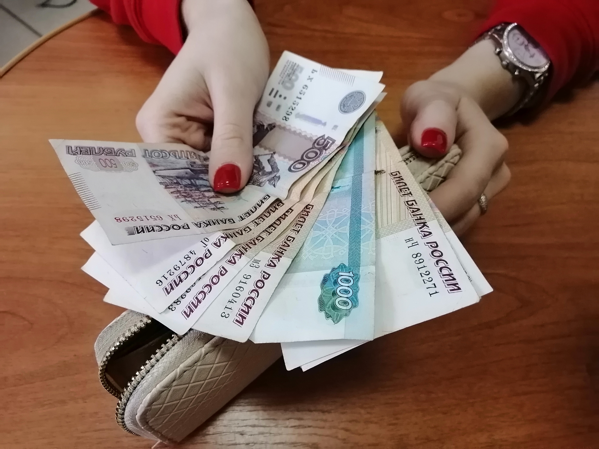 Денежным выплатам быть. Денежная компенсация. Денежные выплаты. Вид соц обеспечения пособии. Денежное пособие.