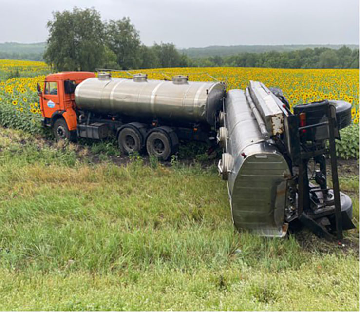 На самарской трассе автоцистерна разметала машины и зарылась в ...