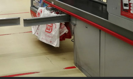 В торговых сетях поветрие: продавцы вдоволь пьют и курят за счет работодателей