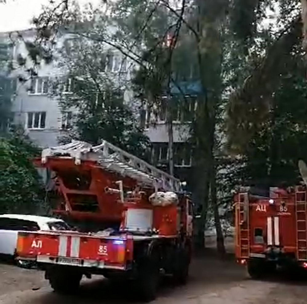 В Сызрани из горящей квартиры вытащили невменяемого мужчину - видео ...