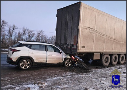 В шестом часу утра на трассе М-5 «Москвич» влетел в припаркованный грузовик