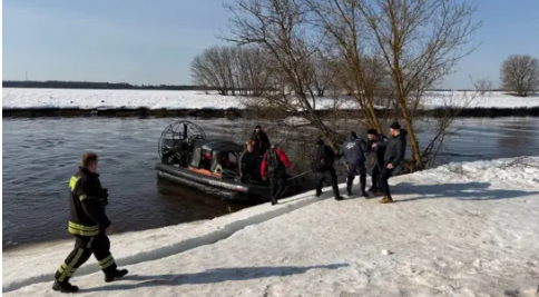 12-летний Богдан долго цеплялся за лёд и боролся за жизнь - родителей травят и винят в смерти детей