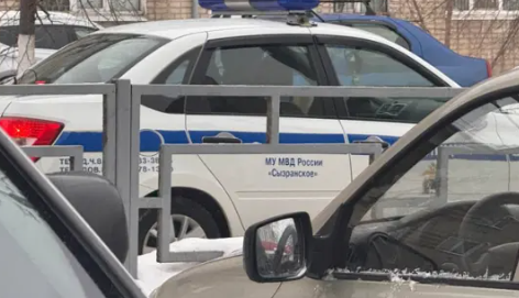 Газанувшая с места иномарка протащила полицейского несколько метров