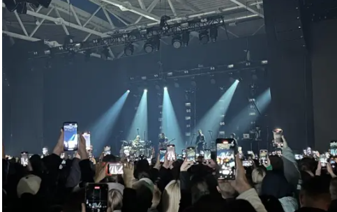 Из жизни звезд: Любови Успенской на гастролях потребовалась кроватка и специальное место для выгула