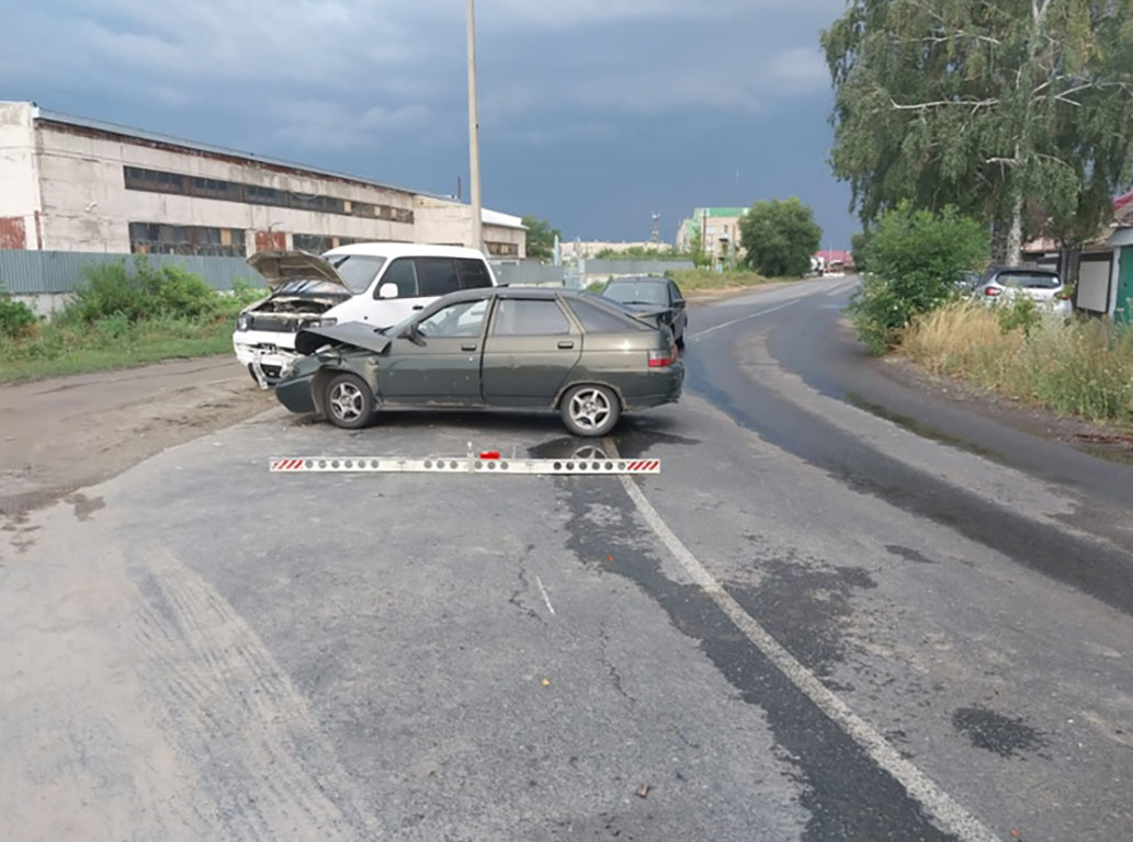 В Сызрани автоледи «поскользнулась» в луже и врезалась в японский минивэн /  Новости / КТВ-ЛУЧ