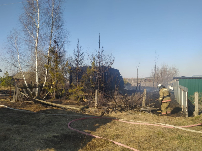 Пожар в частном жилом доме. Пожар в Сызрани. Сгоревшие дома в Сызрани. Пожар картинки.