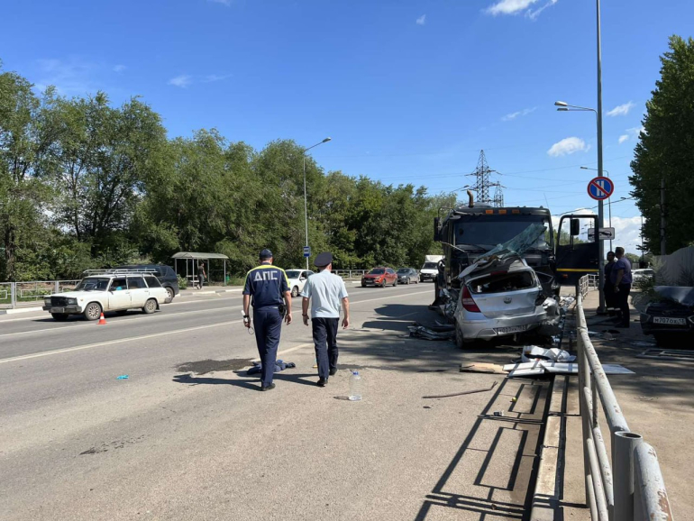 Фото машина врезалась в дом