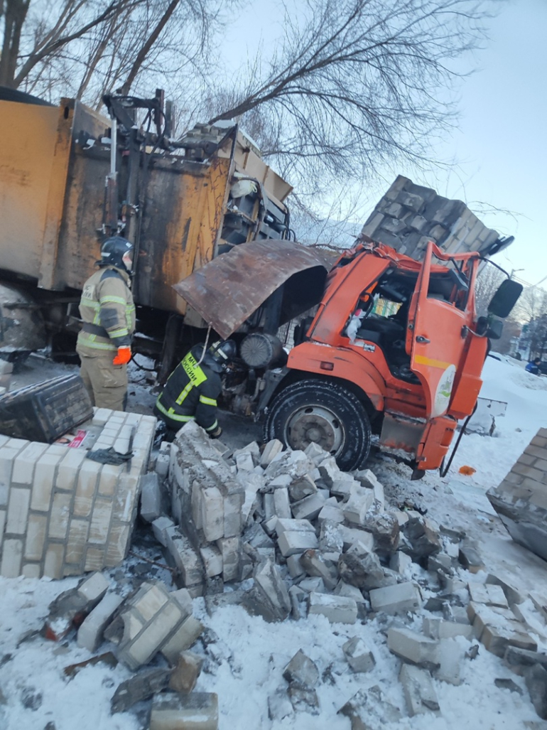 В Сызрани кабину мусоровоза расплющило кирпичной аркой - жуткие фото |  17.01.2024 | Сызрань - БезФормата