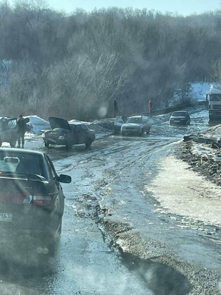 Живописное видео: весна только началась, а Новокашпирский уже поплыл -  первые «жертвы» | 02.03.2024 | Сызрань - БезФормата